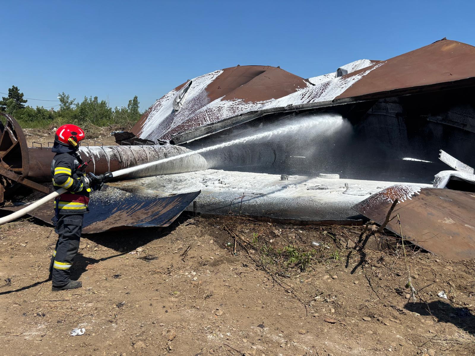Un rezervor cu reziduuri petroliere, amplasat în curtea fostei rafinării Astra din Ploieşti, a luat foc. Incendiul, stins de către pompieri în scurt timp