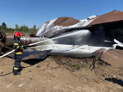 Un rezervor cu reziduuri petroliere, amplasat în curtea fostei rafinării Astra din Ploieşti, a luat foc. Incendiul, stins de către pompieri în scurt timp