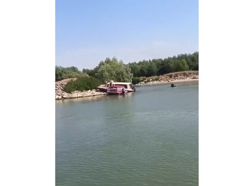 UPDATE - ISU Tulcea: Intervenţie aproape de Maliuc -  o ambarcaţiune cu 12 persoane a intrat în mal  / A fost solicitat elicopterul SMURD pentru preluarea unei femei / Un bărbat, o altă femeie şi doi copii, la spital - FOTO, VIDEO
