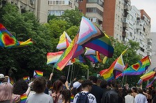 Mii de persoane au participat la marşul Iaşi Pride organizat de comunitatea LGBTQ. O femeie a aruncat cu agheasmă, iar un bărbat i-a acuzat că au coborât cu patul în stradă

