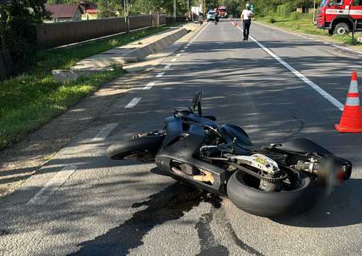 Neamţ: Tânăr motociclist, rănit într-un accident provocat de o şoferiţă aflată sub influenţa alcoolului
