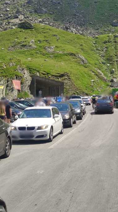 Transfăgărăşanul, blocat pe tronsonul din judeţul Sibiu. din cauza şoferilor care au parcat pe marginea drumului 
