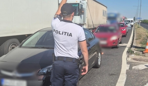 Traficul greu, restricţionat în 15 judeţe, luni, pe autostrăzi, drumuri expres şi drumuri naţionale, din cauza temperaturilor foarte ridicate
