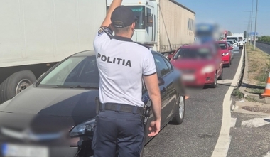 Traficul greu, restricţionat în 15 judeţe, luni, pe autostrăzi, drumuri expres şi drumuri naţionale, din cauza temperaturilor foarte ridicate
