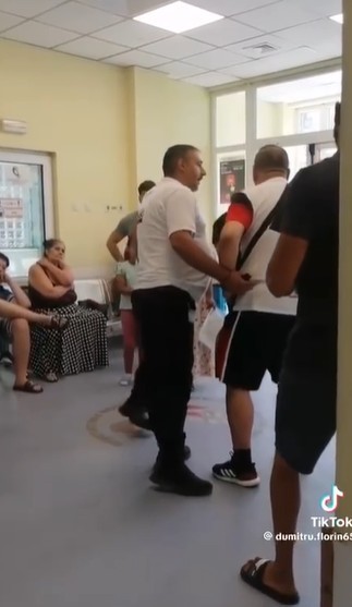 Scandal izbucnit în incinta Unităţii de Primiri Urgenţe a Spitalului Clinic de Urgenţă pentru Copii „Marie Curie” între un agent de securitate şi mai mulţi aparţinători ai unei minore - VIDEO 