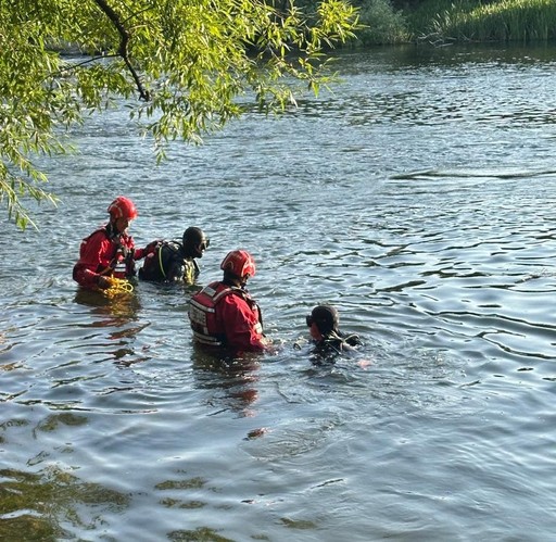Bihor: Un bărbat din Egipt s-a înecat în apele râului Criş, în Oradea. El a dispărut în apă în timp ce se scălda alături de doi prieteni, fiind găsit de către scafandri
