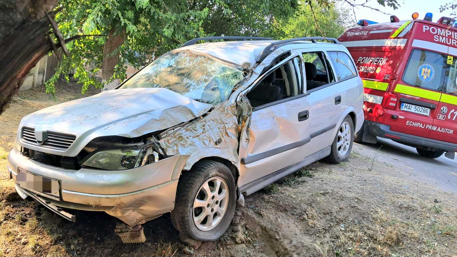 Teleorman: Patru răniţi, după ce un şofer a pierdut controlul asupra direcţiei de mers iar maşina s-a izbit violent de un cap de pod