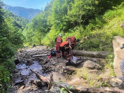 Cadavrul găsit sâmbătă în Munţii Maramureşului aparţine unui cetăţean ucrainean. Trupul neînsufleţit a fost coborât de pe munte duminică - VIDEO
