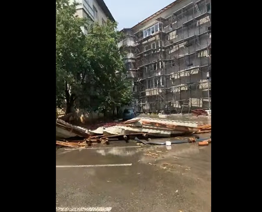Acoperişuri prăbuşite peste autoturisme, un container în care se afla o persoană, răsturnat şi copaci rupţi în judeţul Sălaj, afectat de vijelii