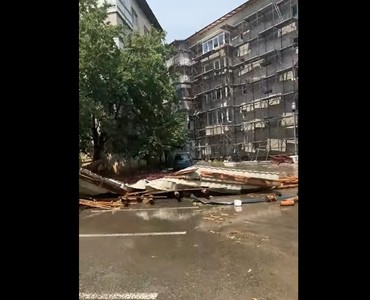 Acoperişuri prăbuşite peste autoturisme, un container în care se afla o persoană, răsturnat şi copaci rupţi în judeţul Sălaj, afectat de vijelii
