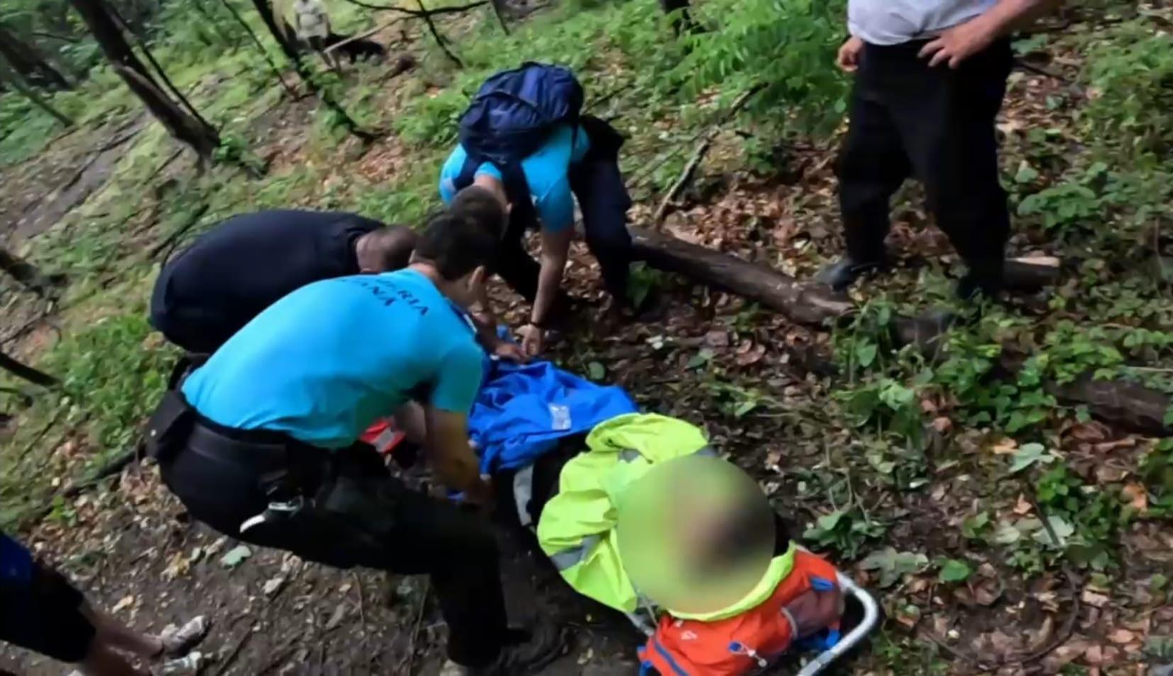 Intervenţie a jandarmilor montani pentru salvarea unei turiste accidentate în zona Bozioru, din judeţul Buzău