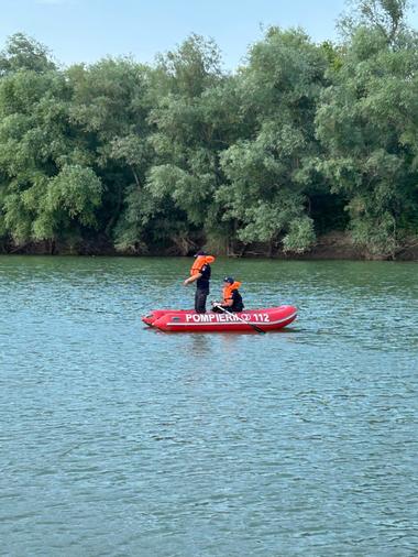 Botoşani: Un bărbat aflat la pescuit pe maulul râului Prut a intrat la scăldat şi nu a mai ieşit / Un alt pescar a dat alerta