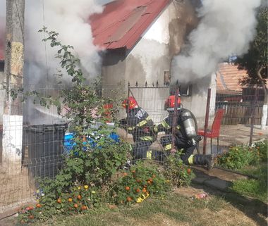 Mureş: Anchetă a Poliţiei, după ce o femeie a fost găsită carbonizată într-o locuinţă incendiată