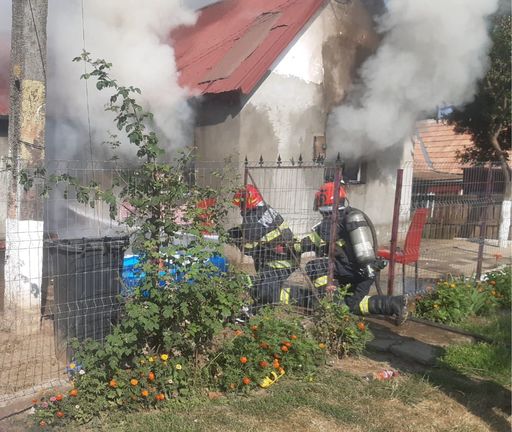 Mureş: Anchetă a Poliţiei, după ce o femeie a fost găsită carbonizată într-o locuinţă incendiată