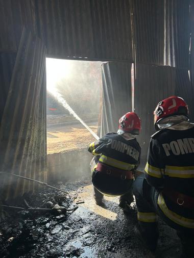 Galaţi: Incendiul de proporţii de la Târgu Bujor, provocat de un cablu electric defect/ISU Galaţi: intervenţia pompierilor a fost esenţială pentru a preveni un dezastru major