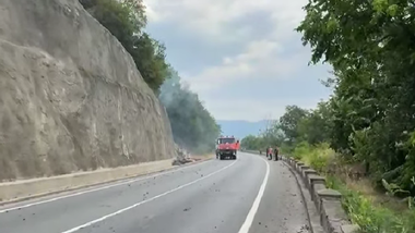 Trafic perturbat pe DN 6, în zona Orşova, din cauza unui incendiu de vegetaţie produs pe versant / Cad pe şosea lemne aprinse şi pietre - VIDEO