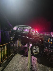 Opt persoane, rănite într-un accident rutier în judeţul Bistriţa-Năsăud / Cinci minori şi trei adulţi, transportaţi la spital