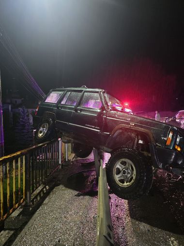 Opt persoane, rănite într-un accident rutier în judeţul Bistriţa-Năsăud / Cinci minori şi trei adulţi, transportaţi la spital