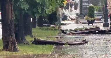 DN 1, blocat în zona gării din staţiunea Sinaia, după ce mai mulţi copaci au căzut pe şosea VIDEO