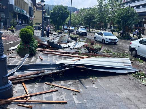 UPDATE - DN 1, blocat în zona gării din Sinaia, după ce mai mulţi copaci au căzut pe şosea/ Furtuna de un sfert de oră a provocat pagube însemnate şi a lăsat o parte a oraşului fără curent electric / Şi traficul feroviar este oprit. 11 răniţi - VIDEO