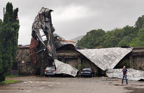 Centura oraşului Sinaia, redeschisă circulaţiei / Trei turişti surprinşi de furtună la cota 2000 din Bucegi, coborâţi în siguranţă până la cota 1400

