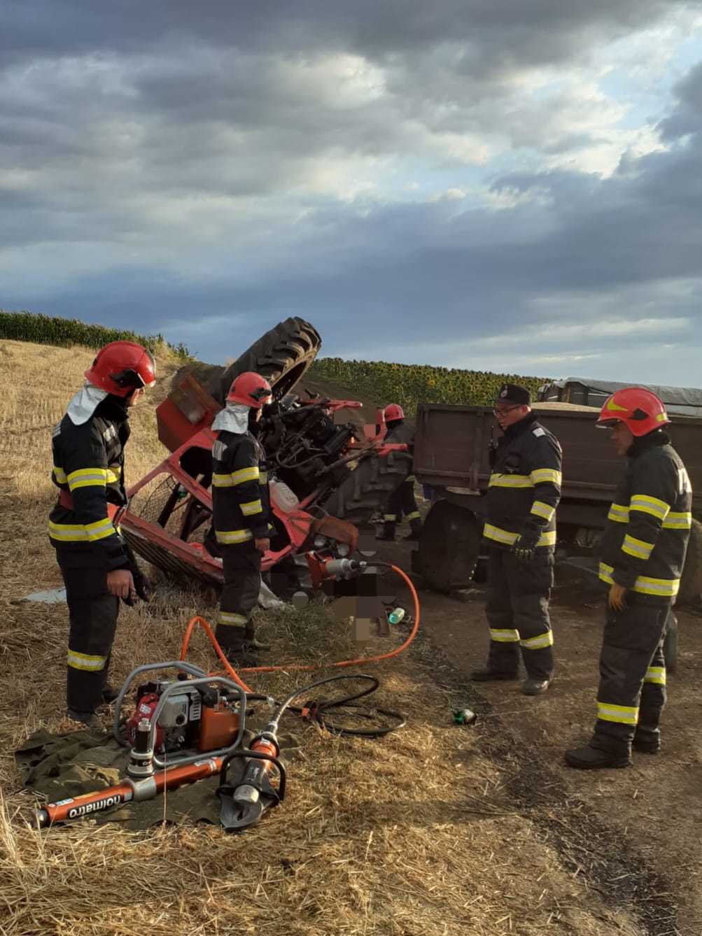 Teleorman: Bărbat de 59 de ani, mort după ce a fost prins sub un tractor