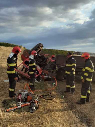 Teleorman: Bărbat de 59 de ani, mort după ce a fost prins sub un tractor