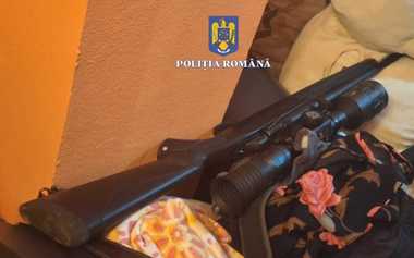 Caraş-Severin: Doi bărbaţi reţinuţi pentru că deţineau ilegal arme şi muniţie/ 4 percheziţii domiciliare
