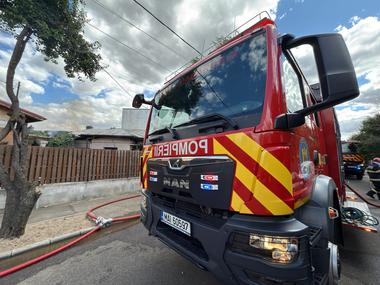 UPDATE - Incendiu la mai multe locuinţe din Sectorul 1 al Capitalei / Trei persoane cu atac de panică au necesitat îngrijiri medicake - FOTO, VIDEO