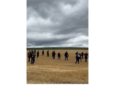 Sute de forţe de ordine îl caută, pentru a treia zi consecutiv, pe bărbatul din judeţul Mureş suspectat că şi-a omorât iubita şi i-a dat foc. Cetăţenii care îl văd, sfătuiţi să sune la 112 şi să nu intre în contact cu acesta - FOTO, VIDEO