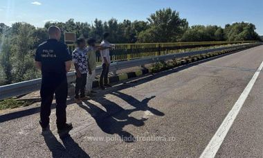 Şase migranţi din Sri Lanka şi Irak au încercat să treacă ilegal Prutul pentru a intra în România din Republica Moldova / Au fost prinşi şi doi bărbaţi care urmau să preia persoanele respective pentru a le duce în vestul Europei - FOTO