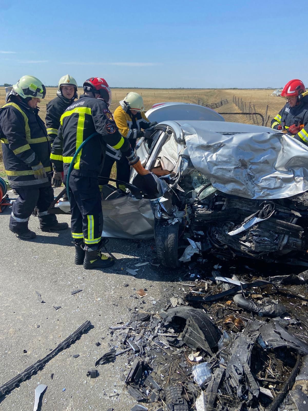 Arad: O femeie şi un bărbat au murit şi alte patru persoane au fost rănite, între care doi copii, într-un accident rutier/ A intrevenit elicopterul SMURD - FOTO