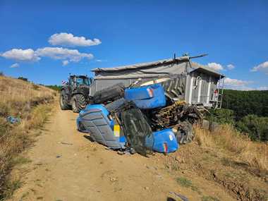 Dolj: Un băiat de 14 ani a murit după ce tractorul în care se afla s-a răsturnat