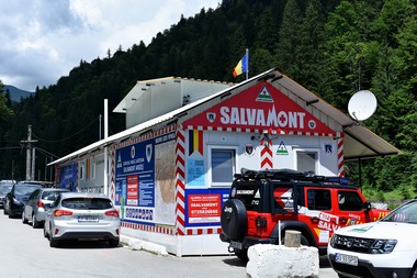 Cioban atacat de urs lângă o stână din Cascoe, în Masivul Iezer Păpuşa/ Bărbatul, care a fost muşcat de spate şi este posibil să aibă fracturi la picioare, este coborât de o echipă mixtă de salvatori montani, jandarmi şi rangeri