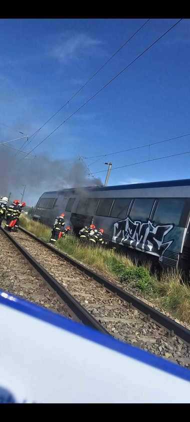 Incendiu la locomotiva unui tren, la intrare în Paşcani / Clătorii s-au autoevacuat - FOTO / VIDEO