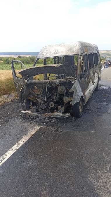 Botoşani: Un microbuz cu 9 persoane a luat foc pe DN 29 D - FOTO
