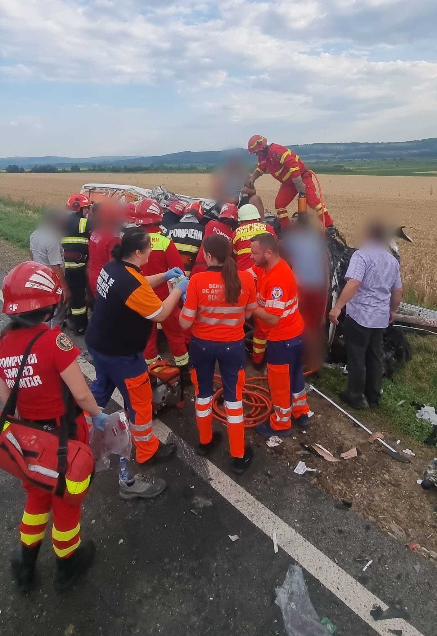 Suceava: Cinci persoane, rănite după ce un microbuz şi un camion s-au ciocnit/ Traficul pe DN 2, blocat