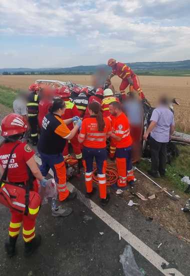 Suceava: Cinci persoane, rănite după ce un microbuz şi un camion s-au ciocnit/ Traficul pe DN 2, blocat