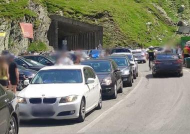 Sesizare la 112 despre faptul că Transfăgărăşanul este blocat, după ce mai mulţi arbori au căzut pe şosea