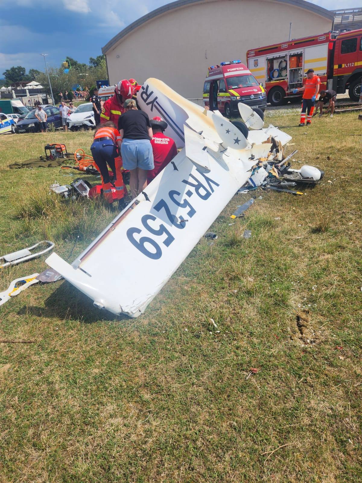 UPDATE - Un avion de mici dimensiuni, în care se aflau două persoane, s-a prăbuşit în apropiere de Orăştie / Primăria Orăştie: Pilotul nu prezintă semne vitale. Pasagerul este rănit - FOTO