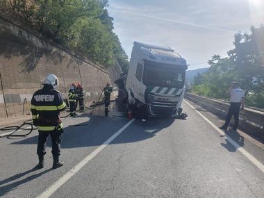 Mehedinţi: Trafic blocat pe DN 6, la ieşire din Orşova, din cauza unui autotren răsturnat pe şosea după ce a lovit un parapet/ Combustibilul din autovehicul se scurge în Dunăre/ Au fost anunţate Garda de Mediu şi Apele Române