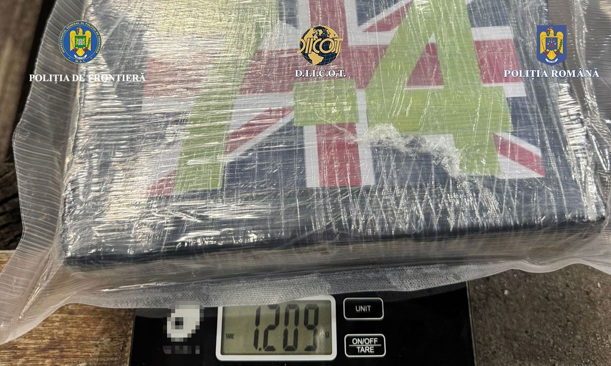 Bărbat care a încercat să intre în ţară cu peste un kilogram de cocaină, cercetat / Drogurile erau ascunse într-un compartiment special al maşinii - FOTO