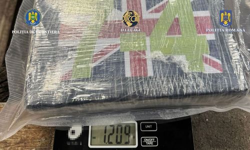 Bărbat care a încercat să intre în ţară cu peste un kilogram de cocaină, cercetat / Drogurile erau ascunse într-un compartiment special al maşinii - FOTO