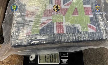 Bărbat care a încercat să intre în ţară cu peste un kilogram de cocaină, cercetat / Drogurile erau ascunse într-un compartiment special al maşinii - FOTO