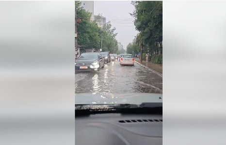 Străzi inundate în municipiul Iaşi, în urma unei ploi torenţiale / Pe DN28, în zona localităţii Strunga,  intervin echipele Secţiei Drumuri Naţionale (SDN) Iaşi pentru degajarea copacilor rupţi şi a crengilor căzute pe marginea carosabilului - FOTO