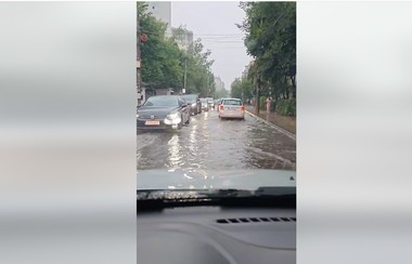 Străzi inundate în municipiul Iaşi, în urma unei ploi torenţiale / Pe DN28, în zona localităţii Strunga, intervin echipele Secţiei Drumuri Naţionale (SDN) Iaşi pentru degajarea copacilor rupţi şi a crengilor căzute pe marginea carosabilului - FOTO