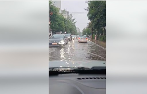 Străzi inundate în municipiul Iaşi, în urma unei ploi torenţiale / Pe DN28, în zona localităţii Strunga,  intervin echipele Secţiei Drumuri Naţionale (SDN) Iaşi pentru degajarea copacilor rupţi şi a crengilor căzute pe marginea carosabilului - FOTO