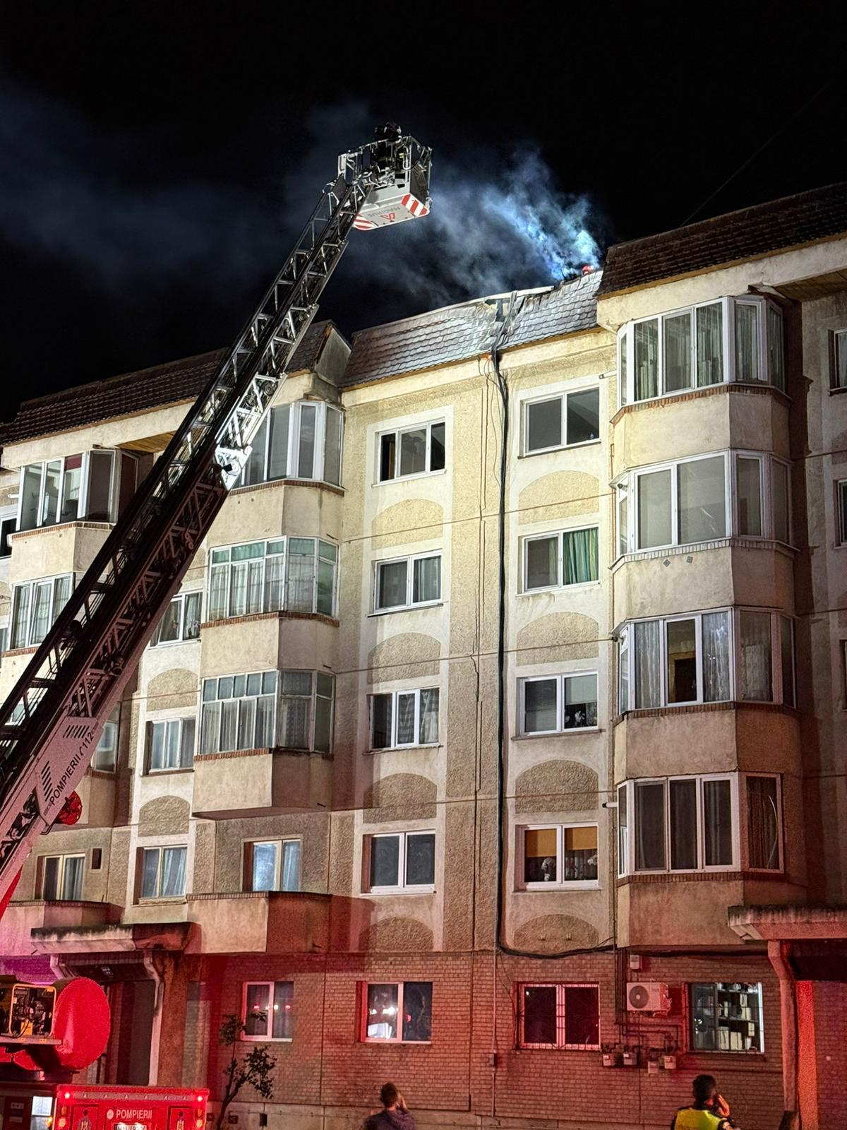 Braşov: Locatarii unui bloc din municipiul Făgăraş, evacuaţi din cauza unui incendiu. În urma evenimentului nu au fost raportate victime