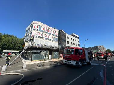 Bucureşti - Incendiu la un magazin de pe Soseaua Virtuţii. Focul s-a extins la terasa unui hotel / Zeci de persoane au fost evacuate - FOTO