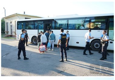 Deţinuţi de la mai multe penitenciare, la Academia de Poliţie, pentru a ajuta la curăţenie - FOTO